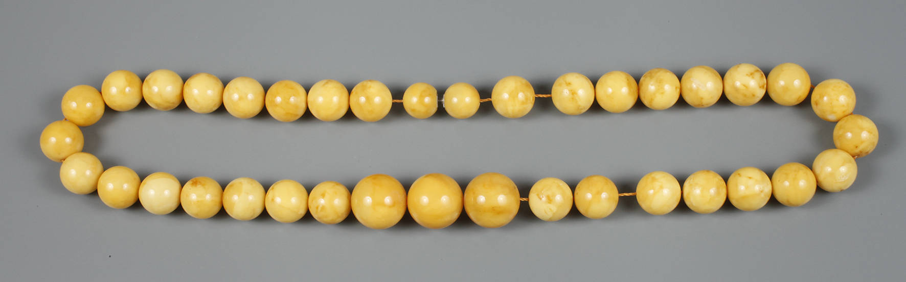 Lange Bernsteinkette mit großen Kugeln