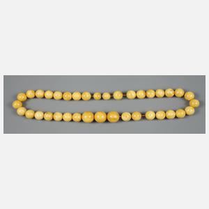 Lange Bernsteinkette mit großen Kugeln