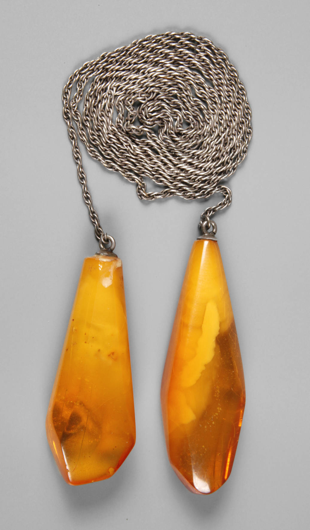 Silberkette mit zwei Bernsteintropfen