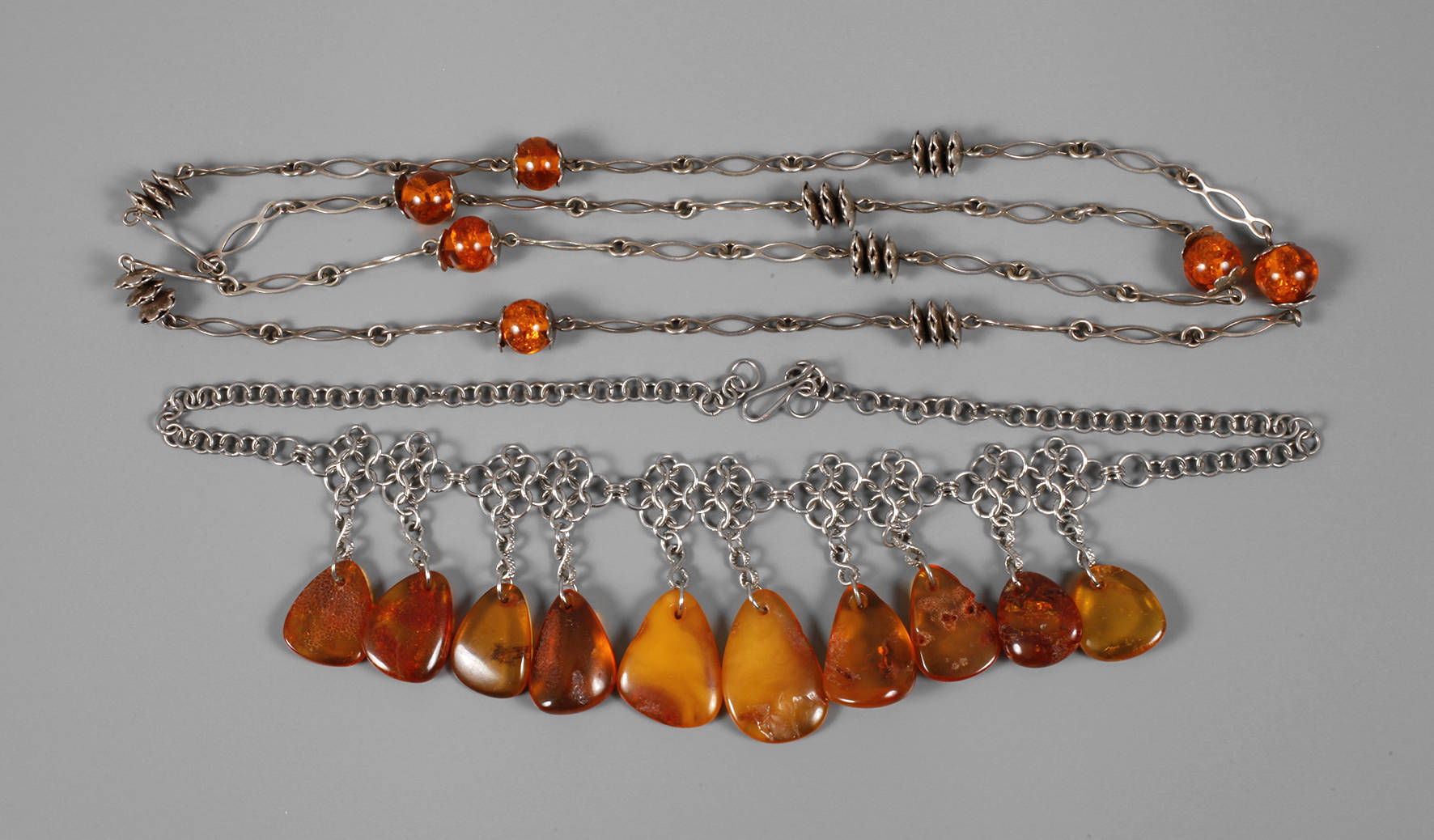 Zwei Ketten mit Bernsteinen
