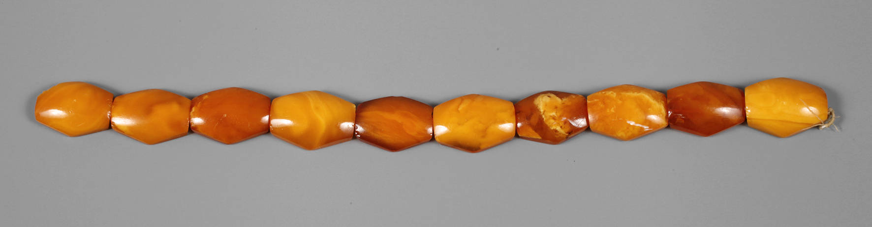 Armband aus sechseckigen Bernsteincabochons