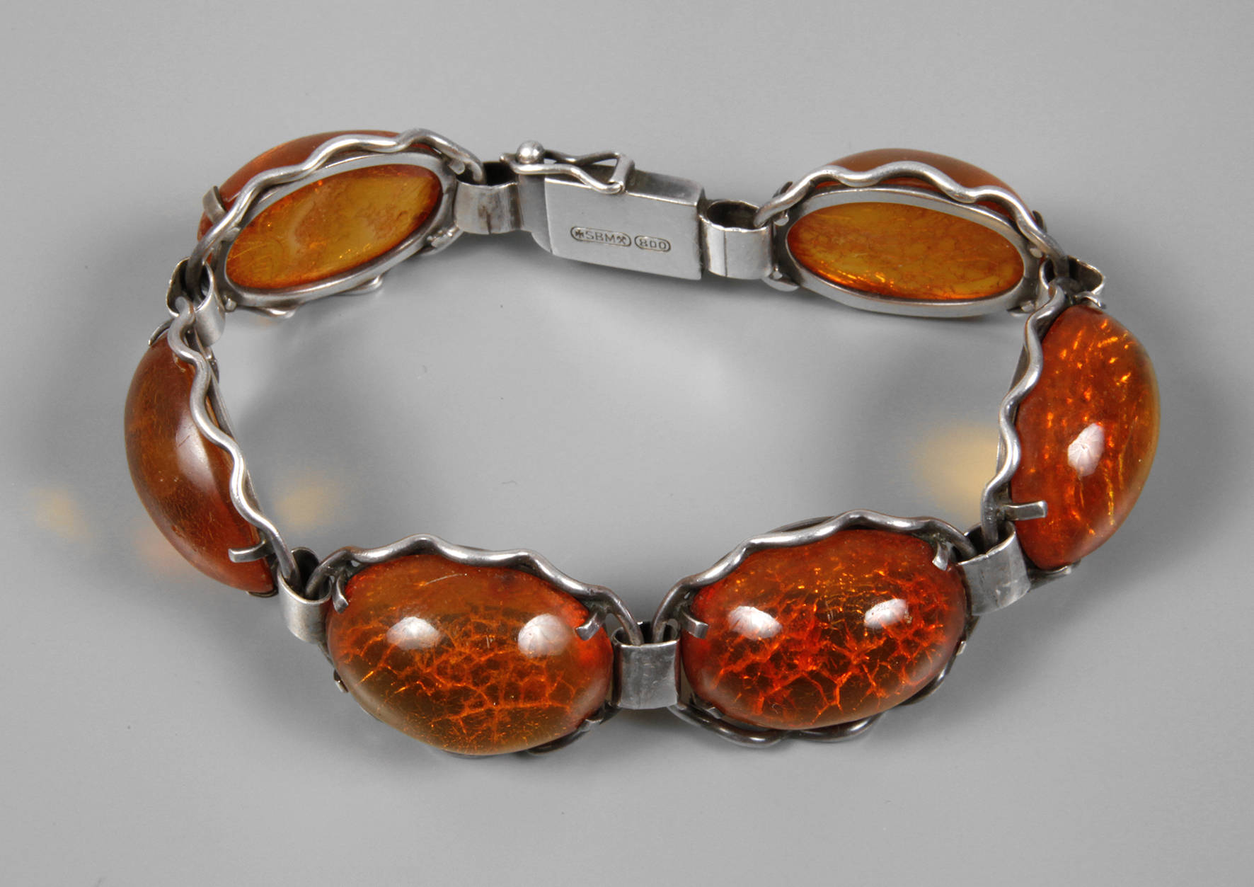 Silberarmband mit Bernsteinbesatz