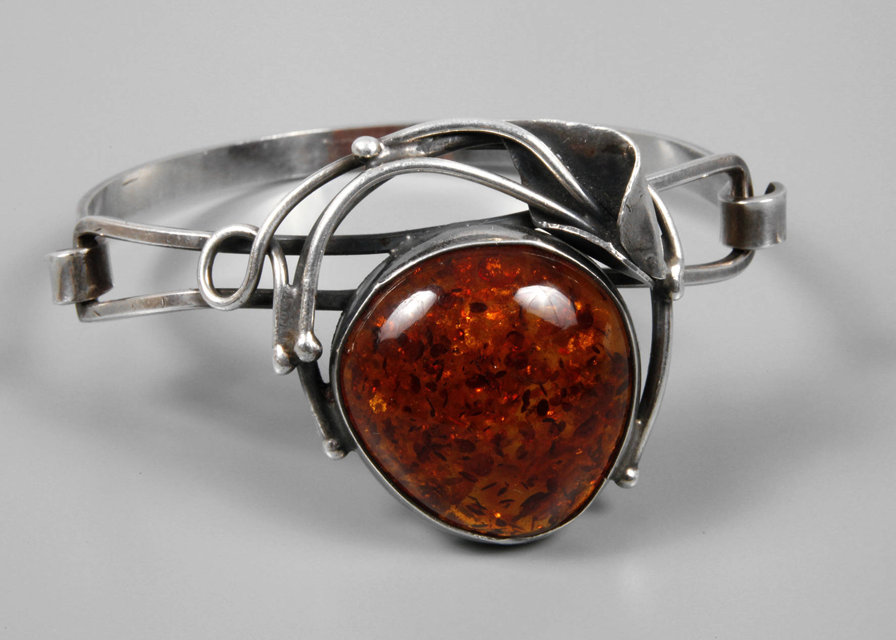 Silberarmreif mit Bernstein