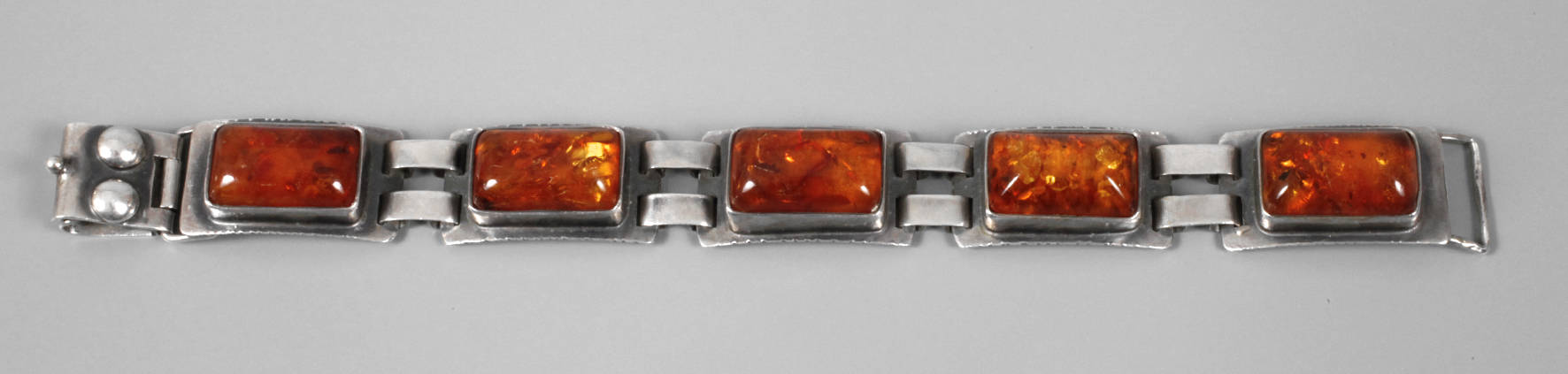 Georg Kramer, Silberarmband mit Bernsteinen
