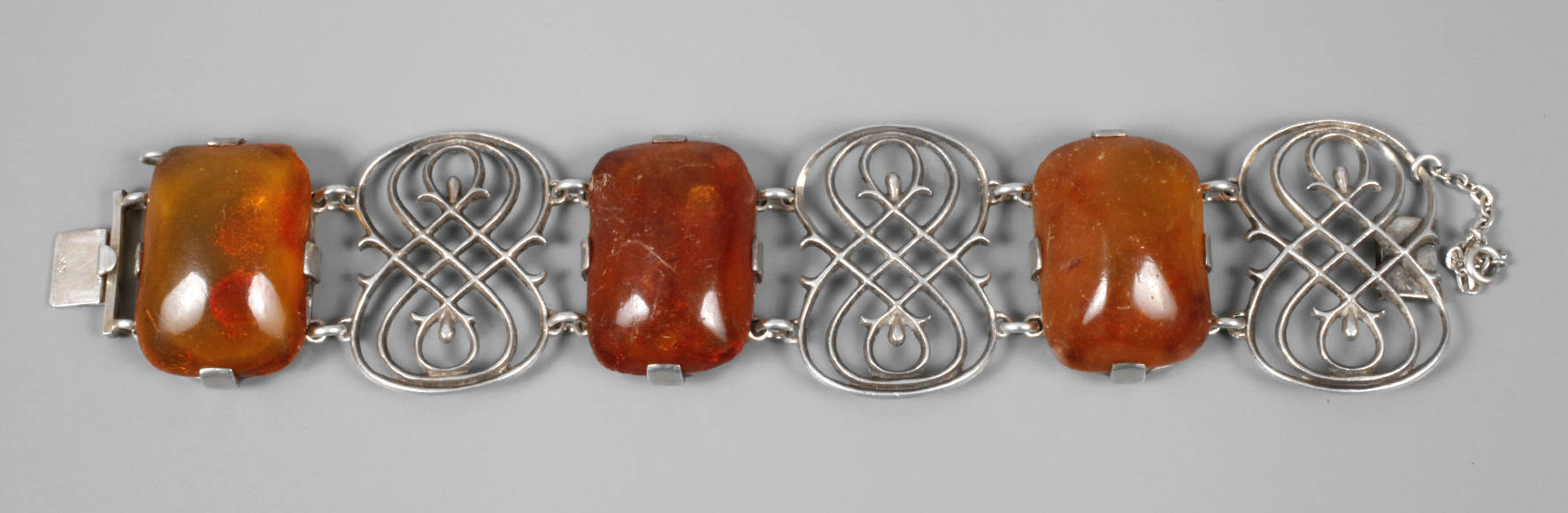Silberarmband mit drei großen Bernsteinen
