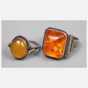 Zwei Silberringe mit Bernstein