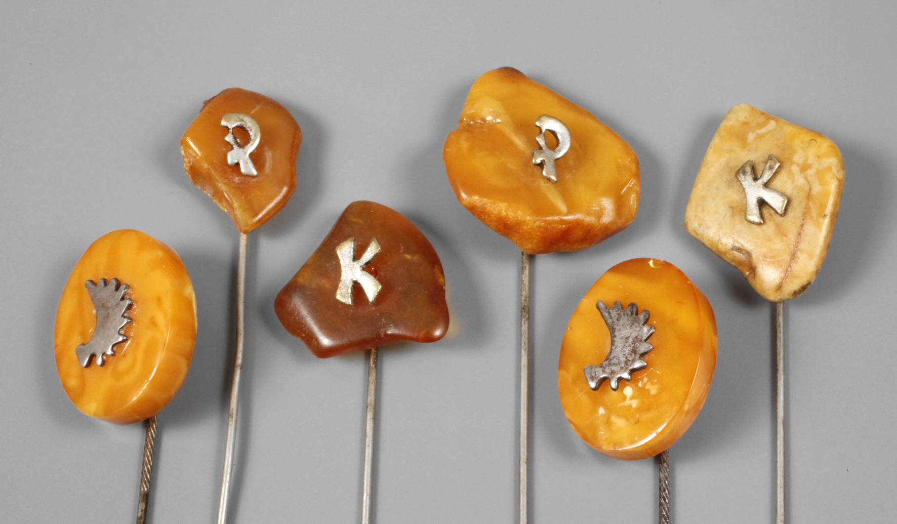 Sechs Anstecknadeln Bernstein