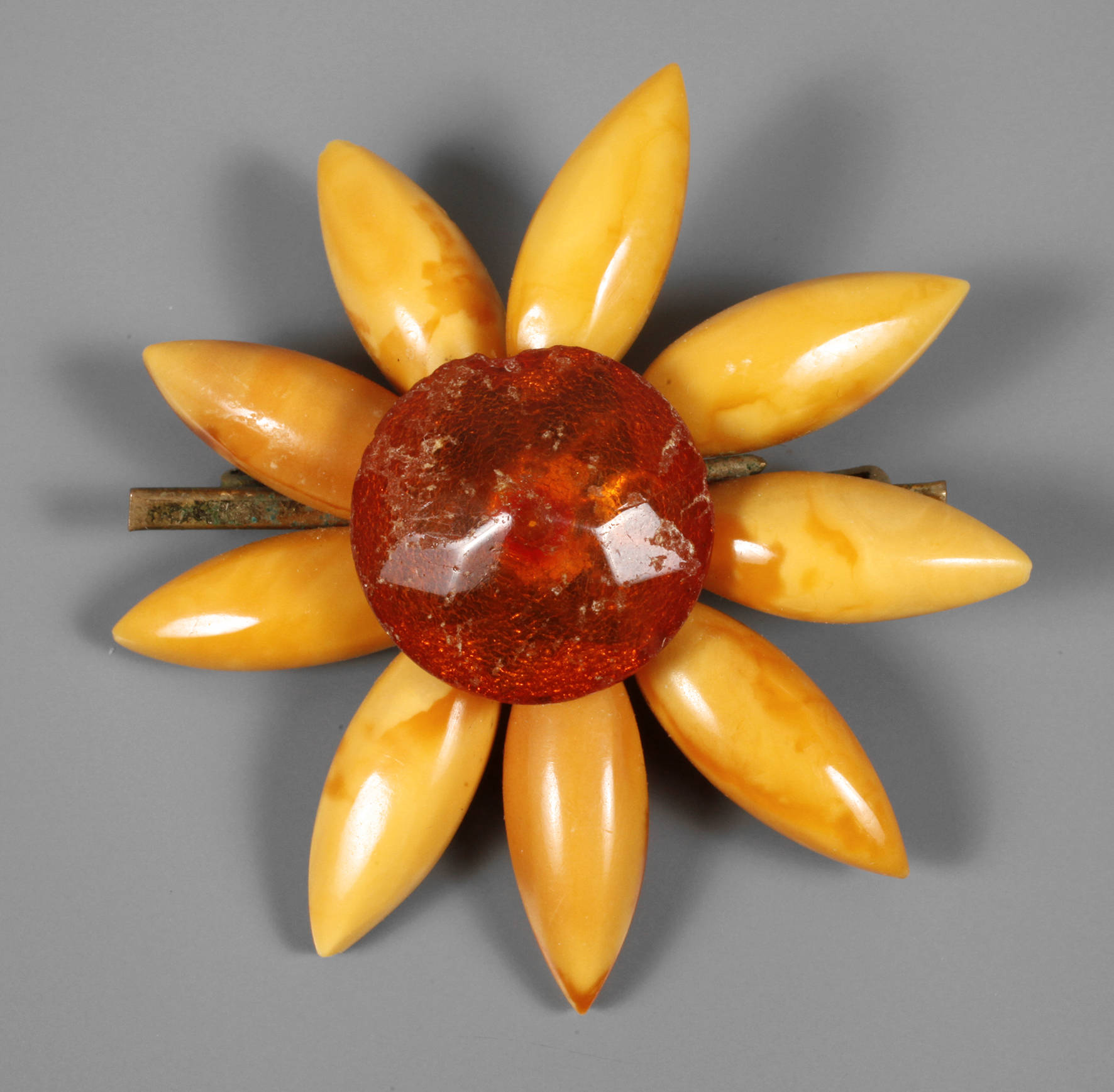 Bernsteinbrosche als Blume