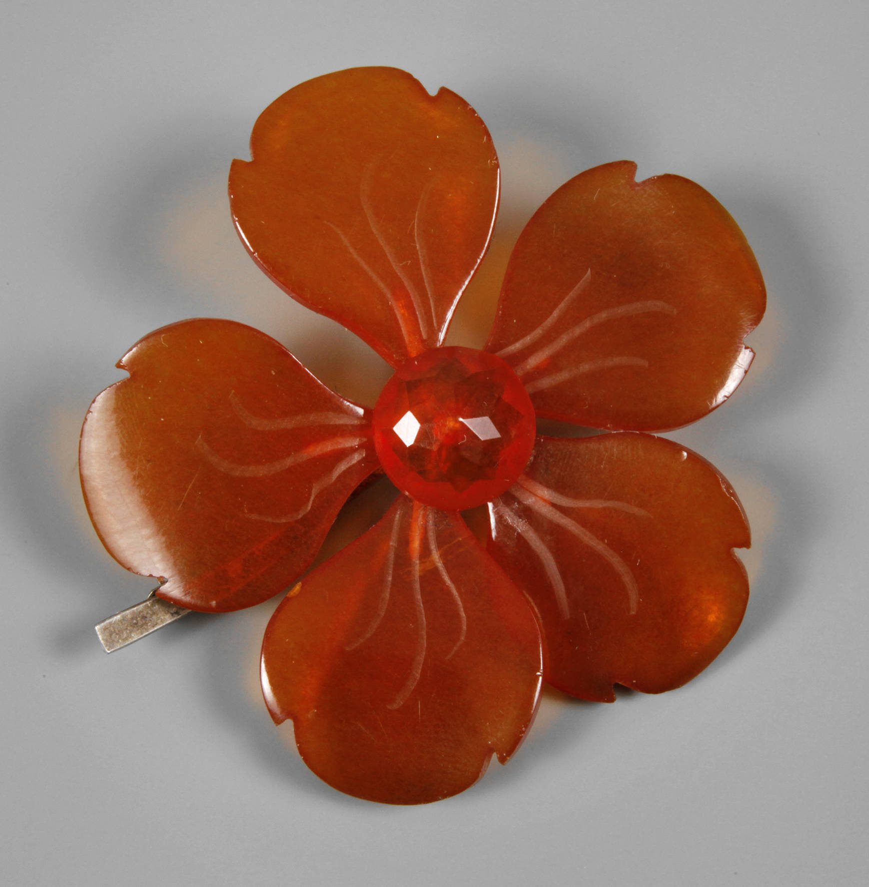 Bernsteinbrosche als Blüte