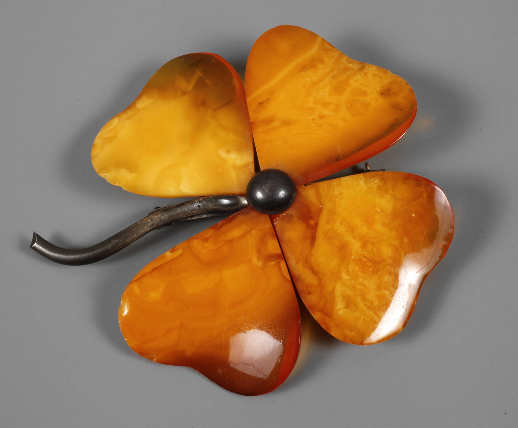 Bernsteinbrosche als Kleeblatt