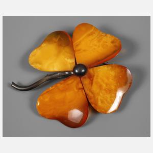 Bernsteinbrosche als Kleeblatt