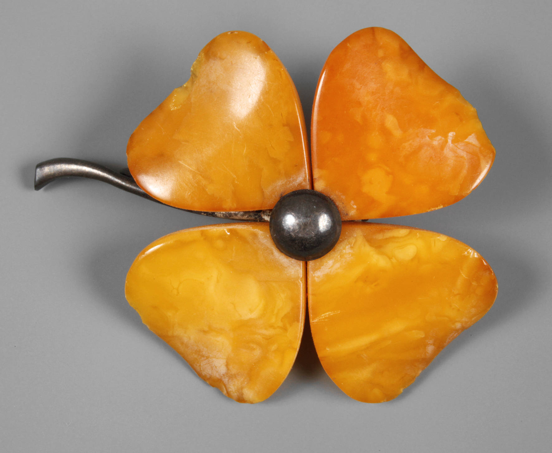 Bernsteinbrosche als Kleeblatt