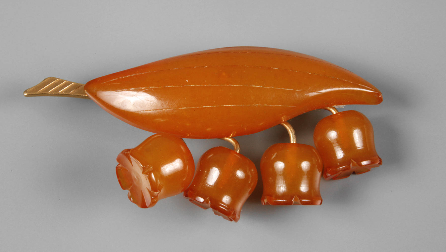 Bernsteinbrosche als Maiglöckchen