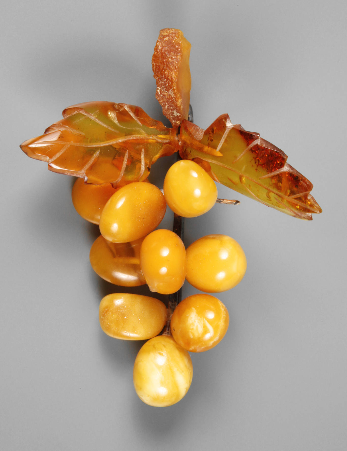 Bernsteinbrosche als Weintraube
