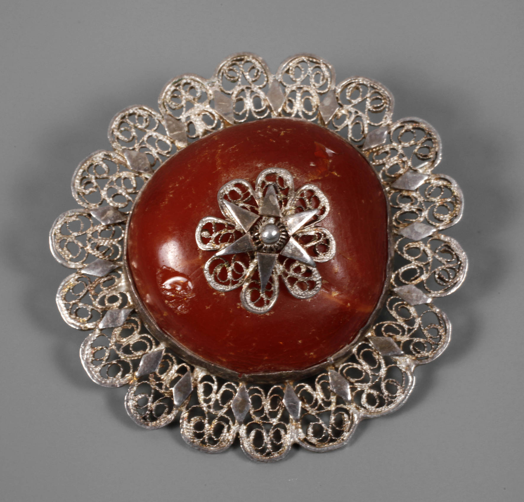 Silberbrosche mit Bernstein