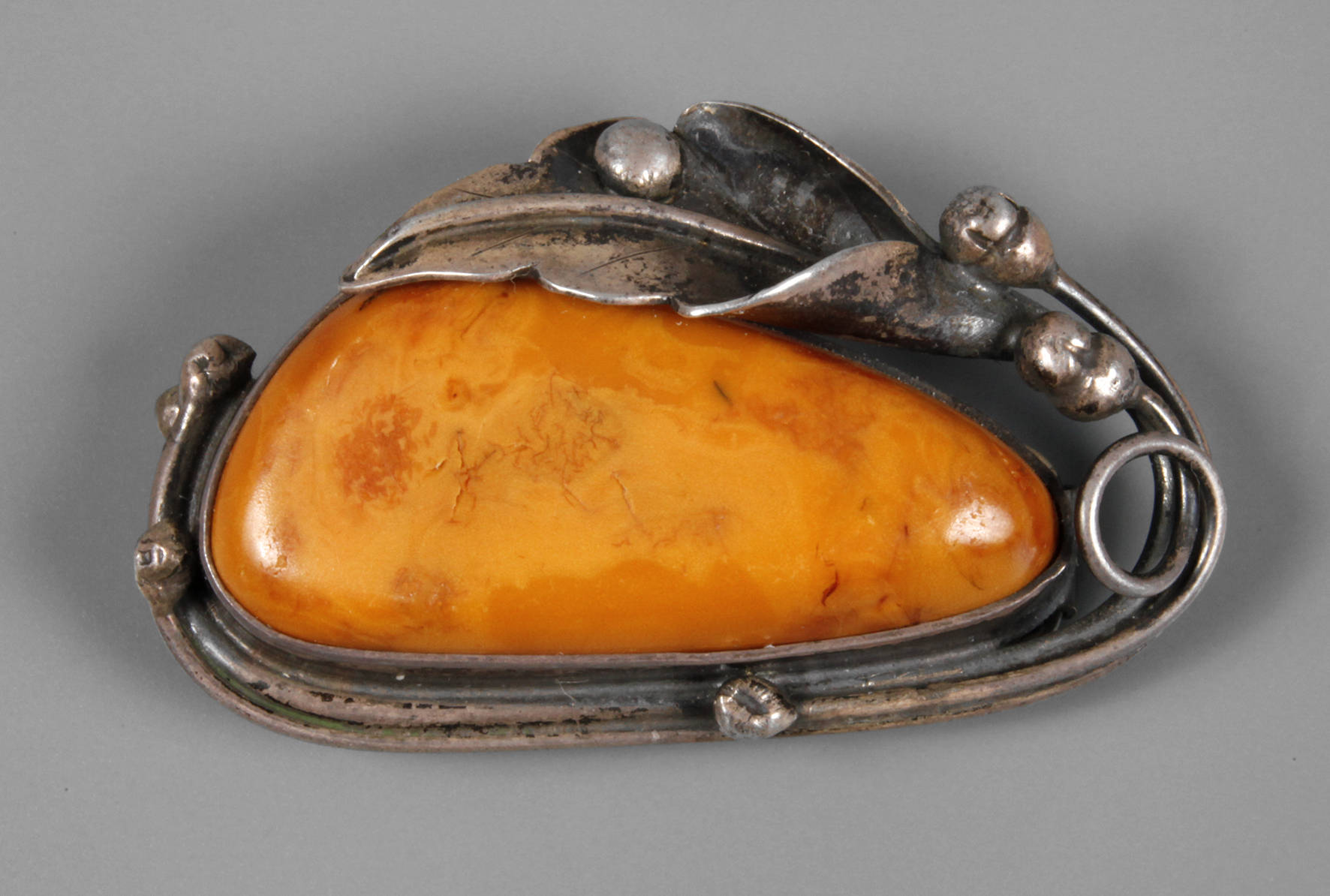 Silberbrosche mit Bernstein