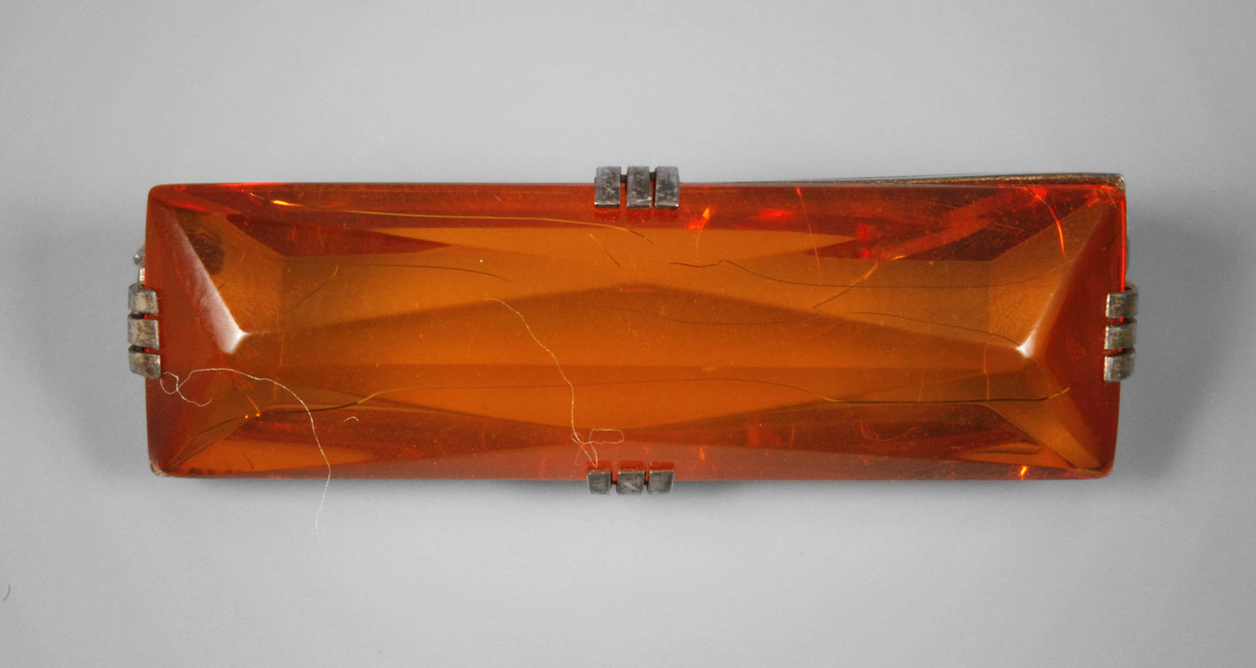 Silberbrosche mit Bernsteinimitat