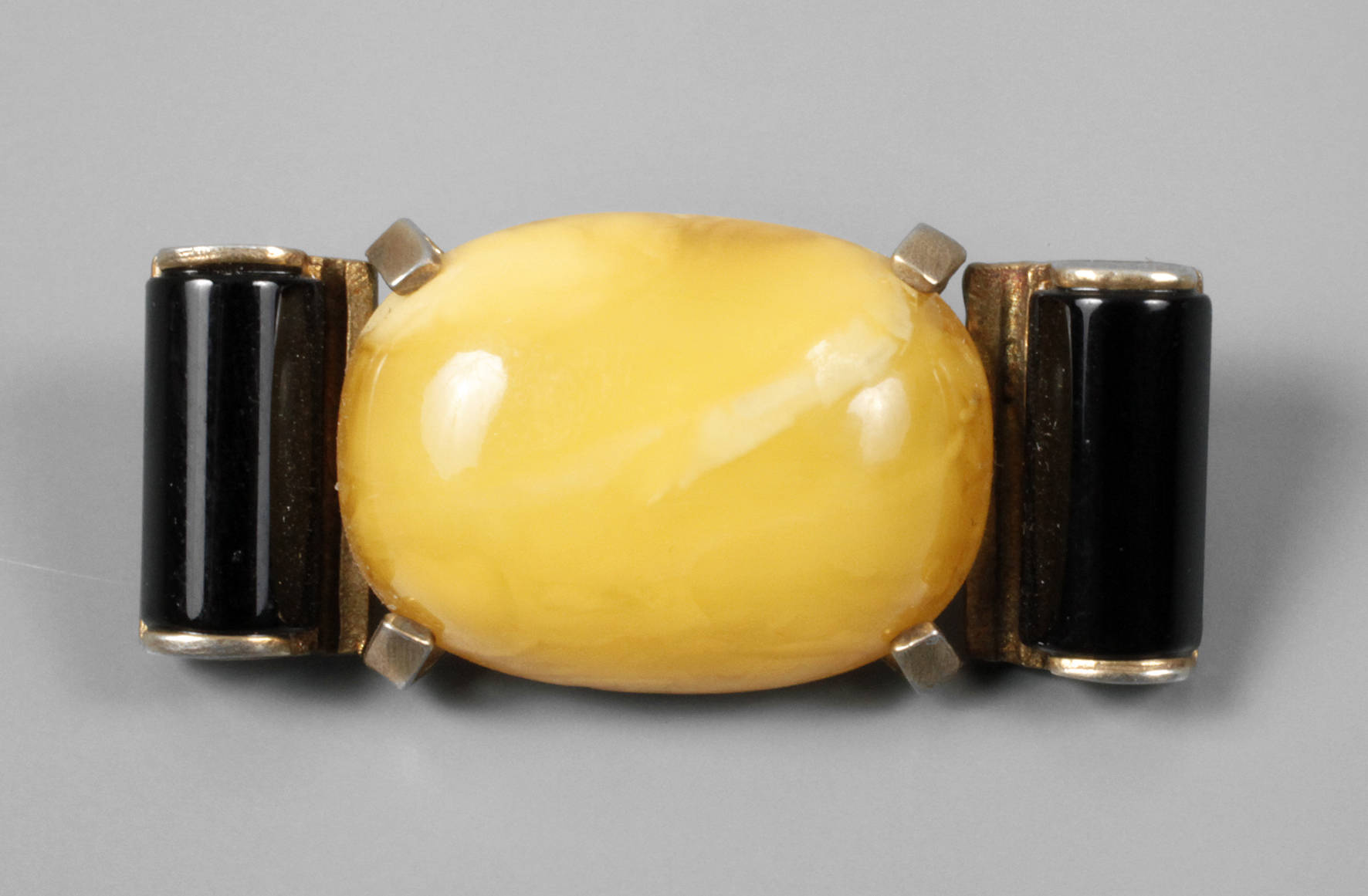 Brosche Art déco mit Bernstein und Onyx