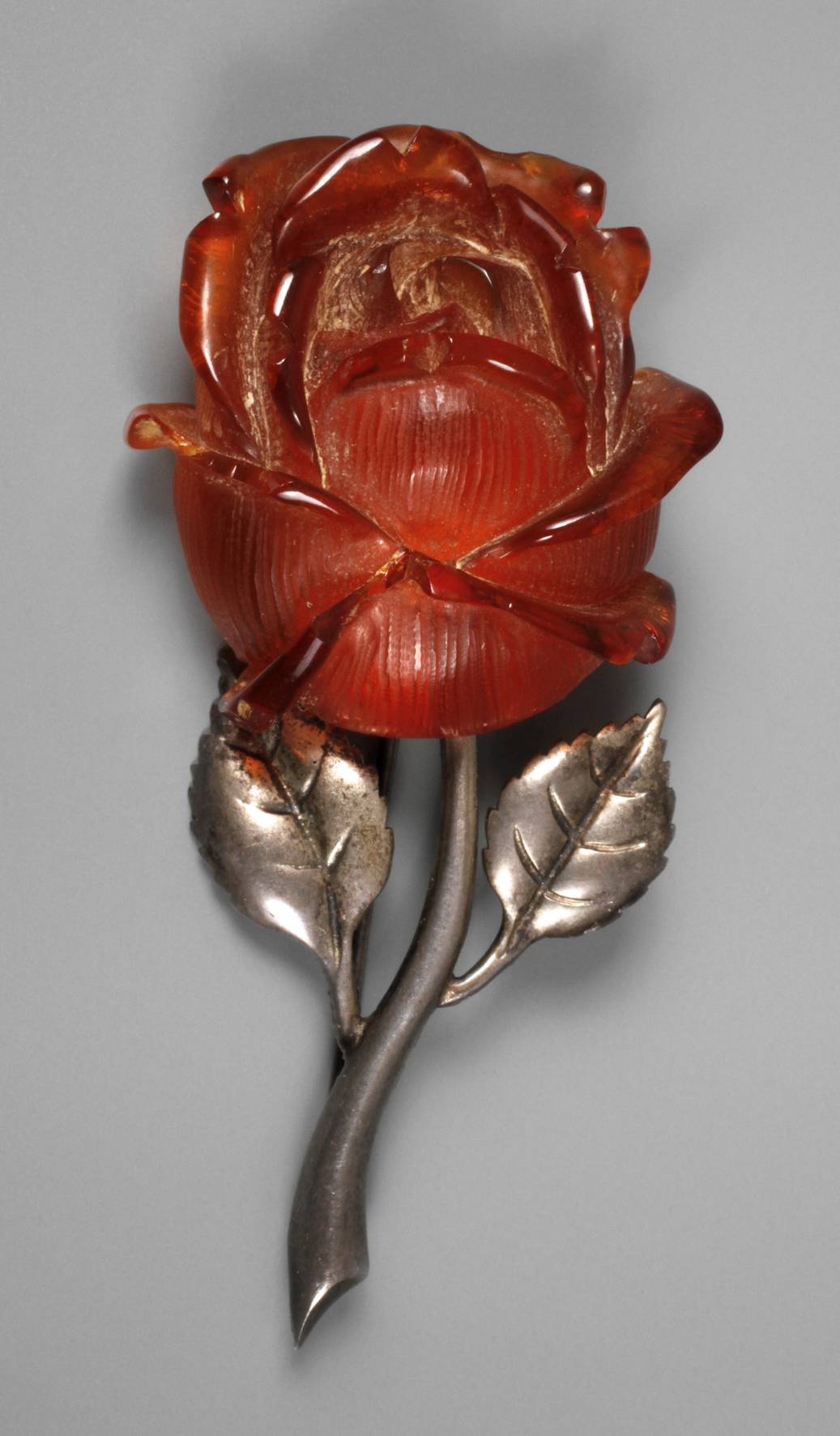 Silberbrosche mit geschnitztem Bernstein