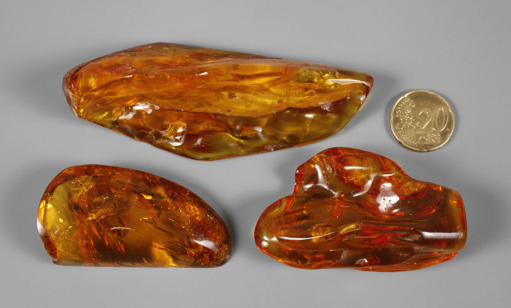 Drei polierte Bernsteine