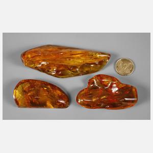 Drei polierte Bernsteine