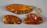 Drei polierte Bernsteine
