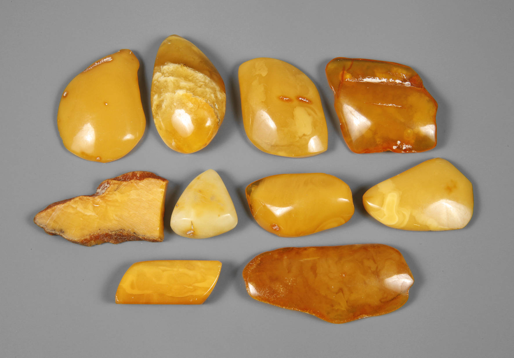 Zehn geschliffene Bernsteine