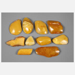 Zehn geschliffene Bernsteine