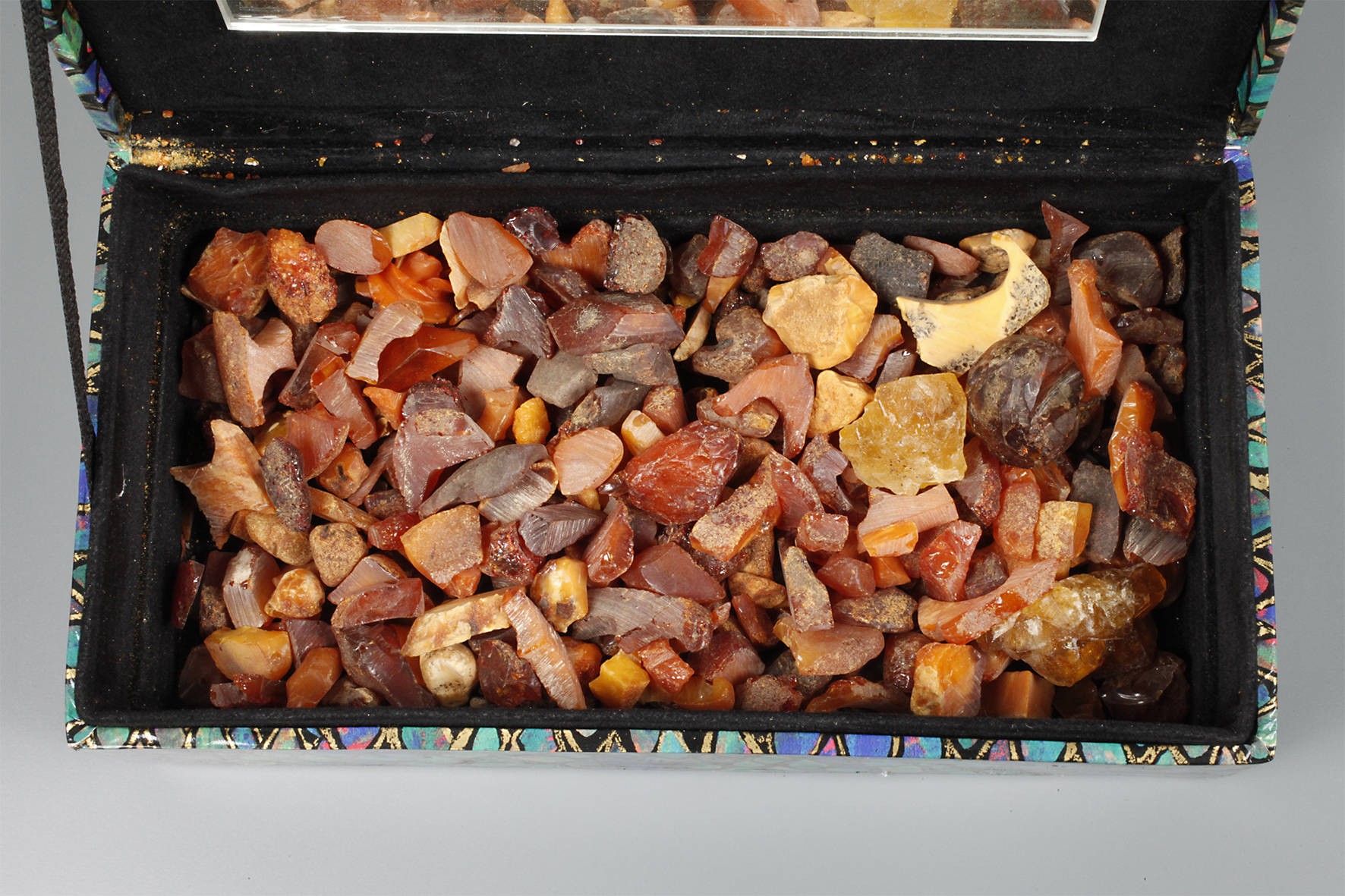 Kiste mit Rohbernstein