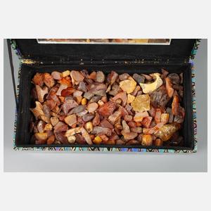 Kiste mit Rohbernstein