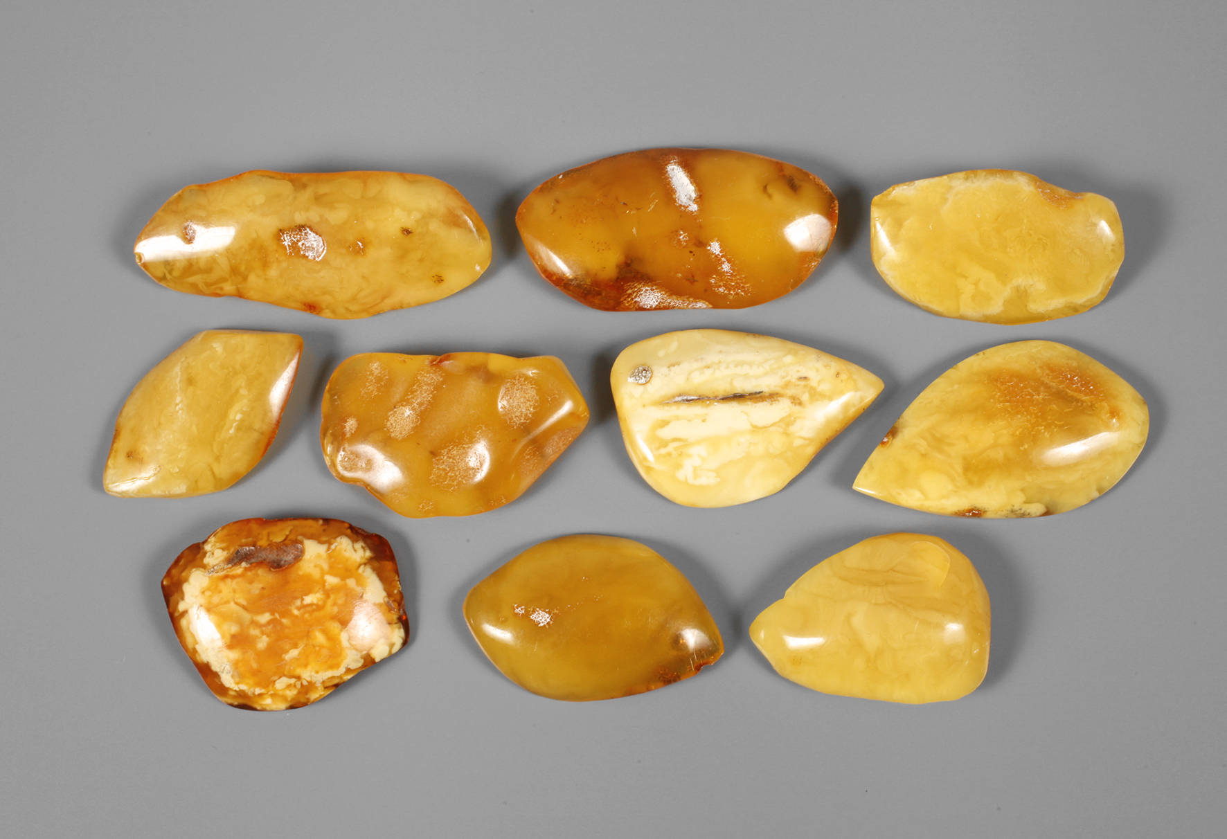 Zehn geschliffene Bernsteine