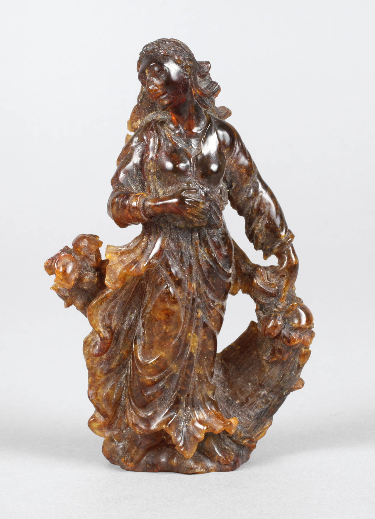 Feine Bernsteinschnitzerei