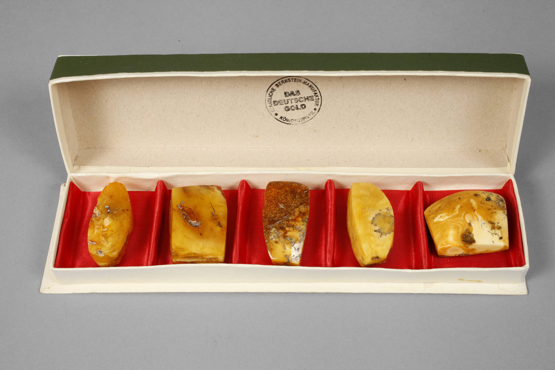 Fünf Bernsteine im Etui