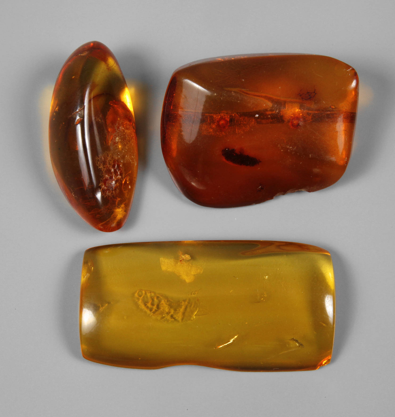 Drei geschliffene Bernsteine
