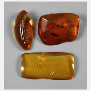 Drei geschliffene Bernsteine