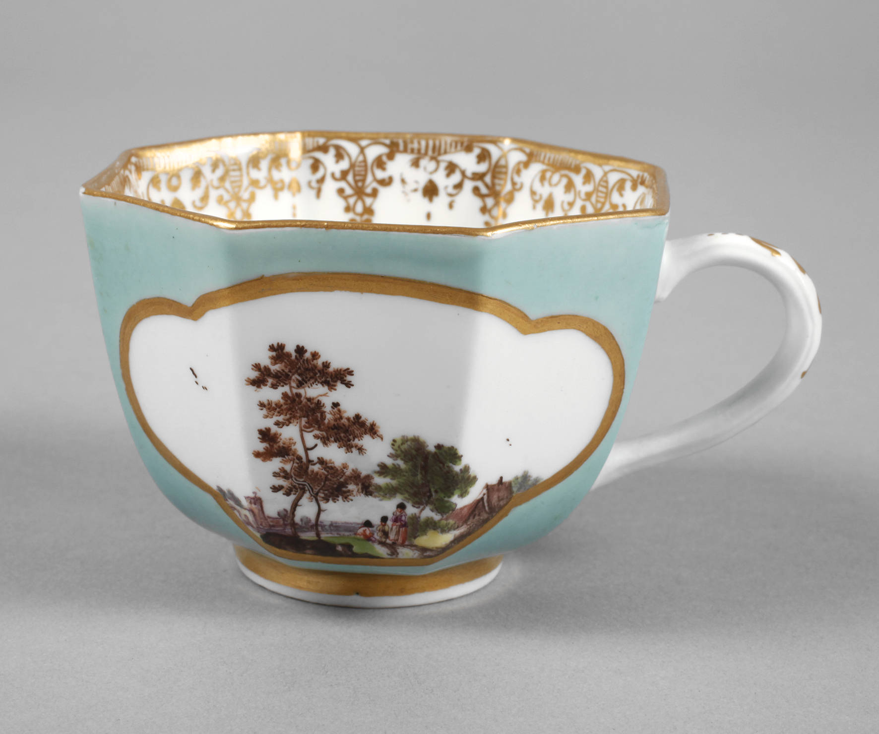 Meissen Tasse mit Kauffartheiszenen