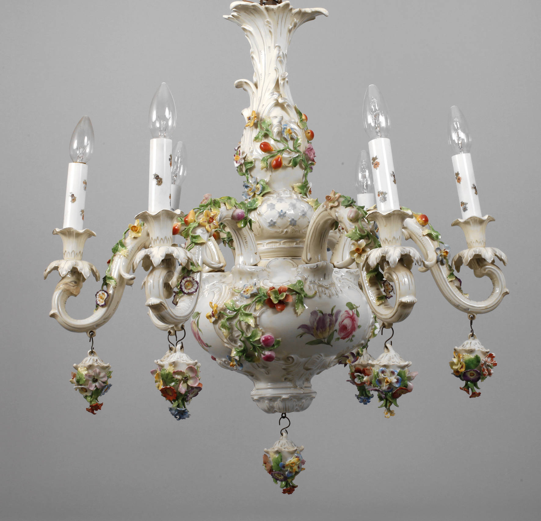 Großer Porzellan-Deckenleuchter