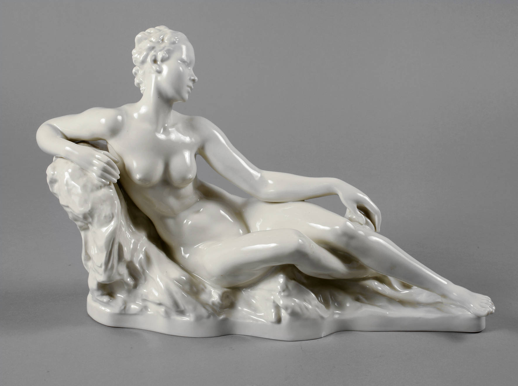 Rosenthal liegender weiblicher Akt