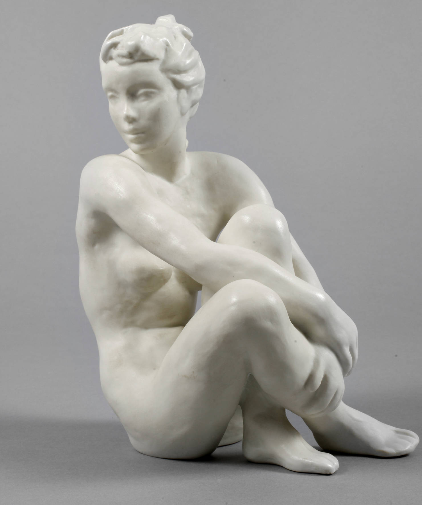 Rosenthal sitzender weiblicher Akt