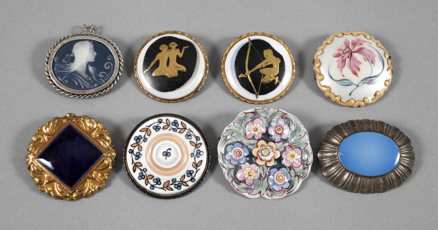 Acht Porzellanbroschen