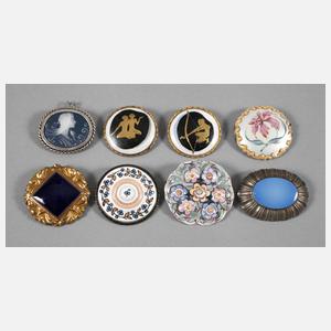 Acht Porzellanbroschen