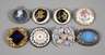 Acht Porzellanbroschen