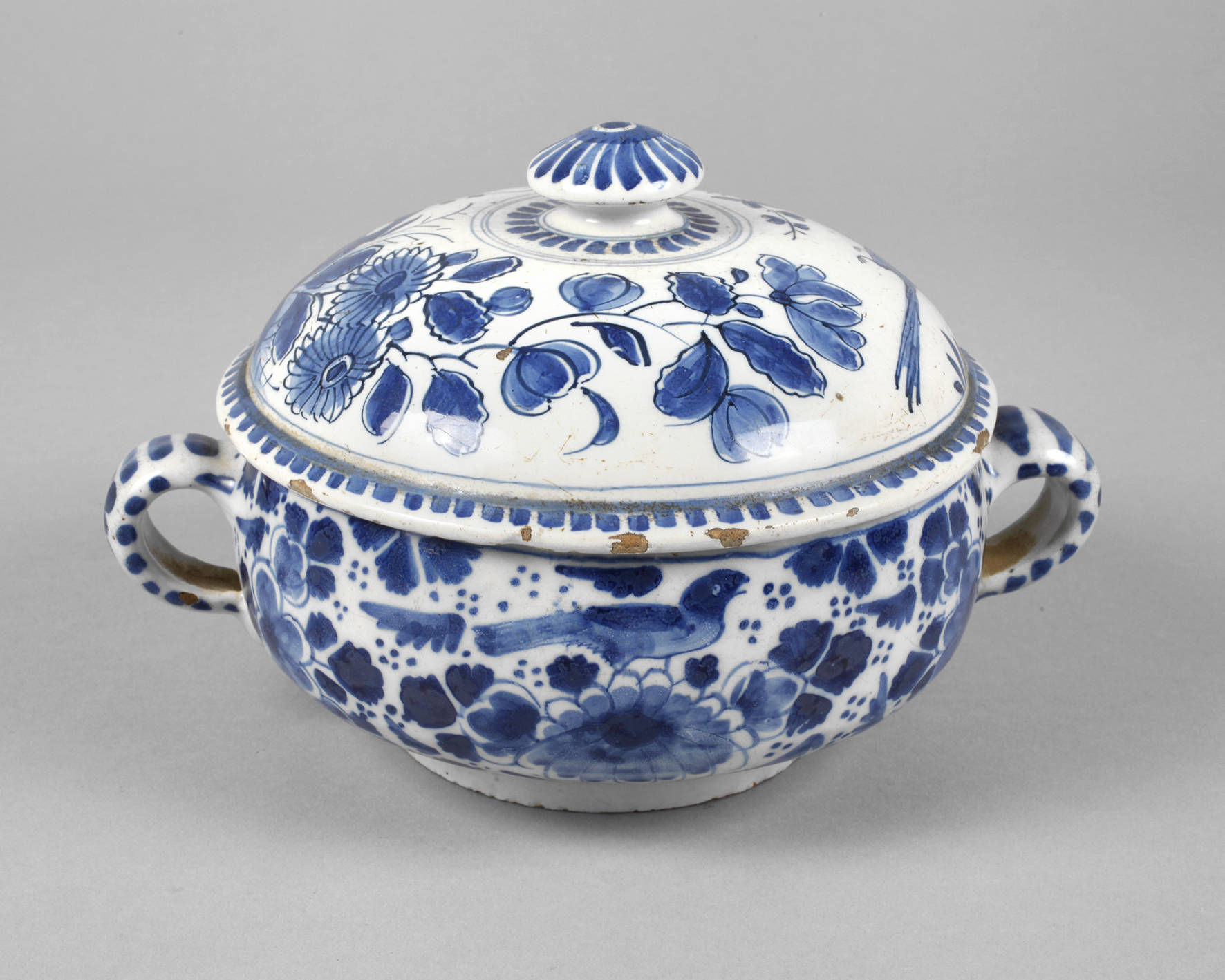 Fayence-Deckelterrine Italien