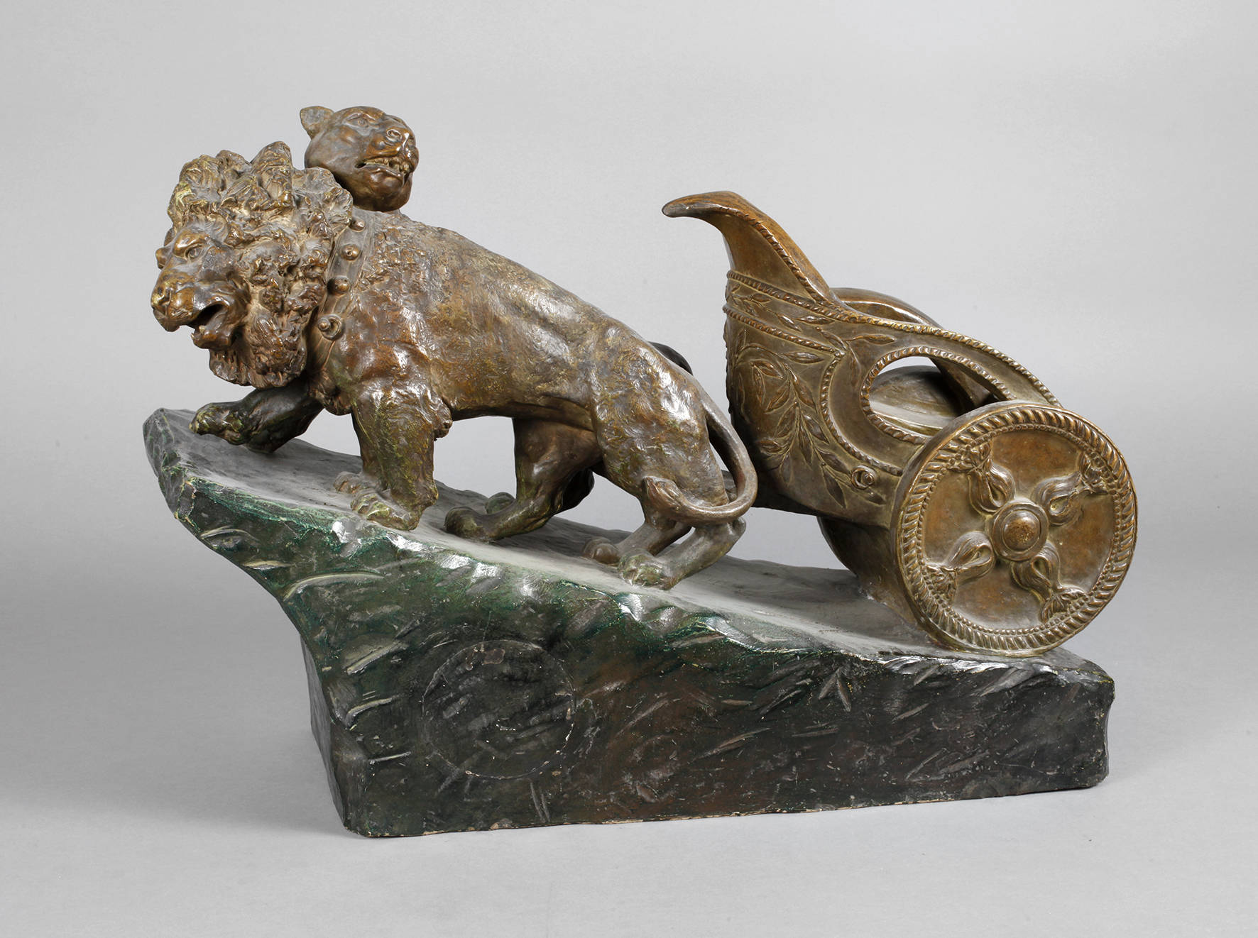 Große Tierplastik Löwenpaar mit Streitwagen