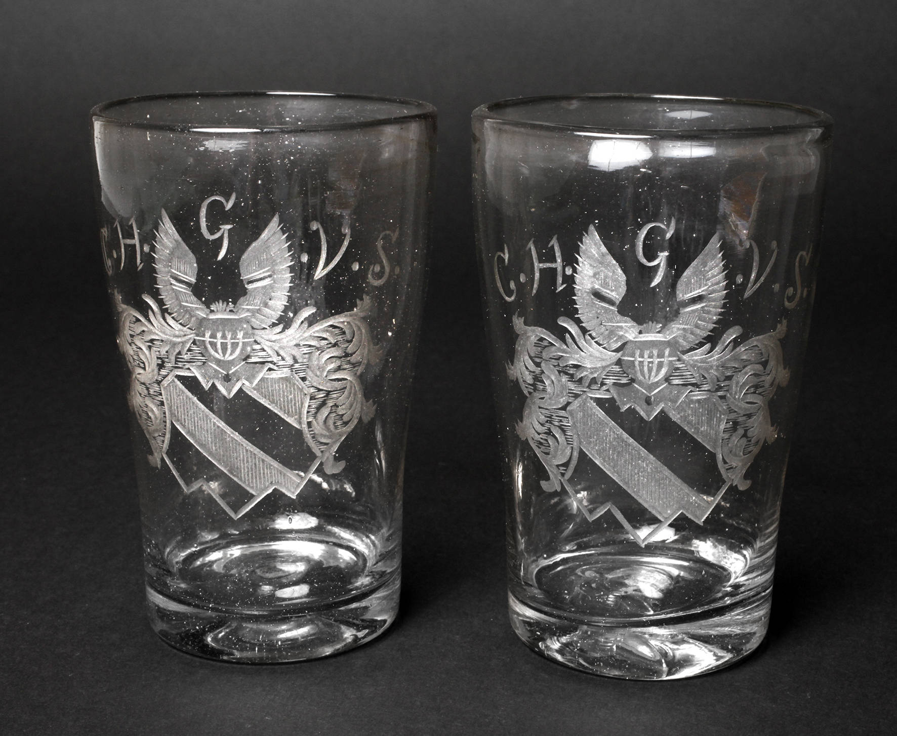 Zwei Wappengläser