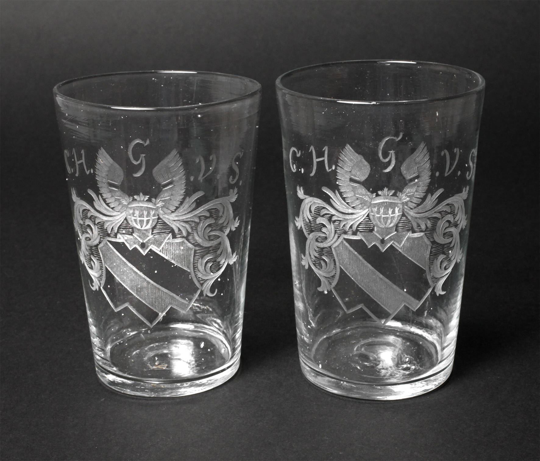 Zwei Wappengläser
