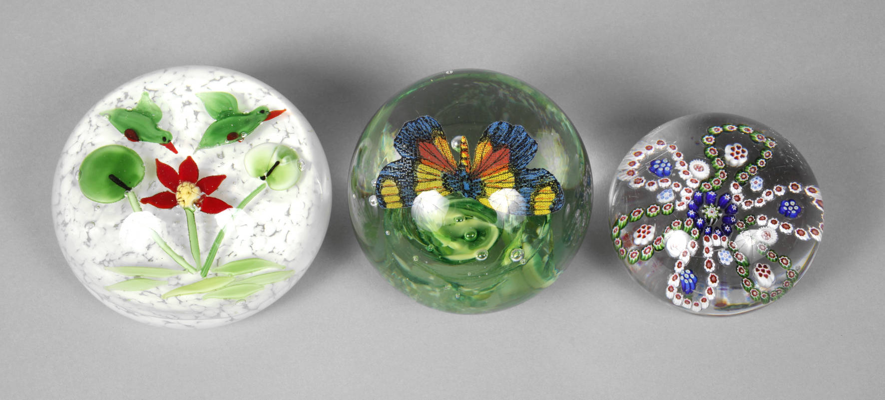 Drei Paperweights