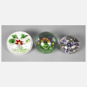 Drei Paperweights