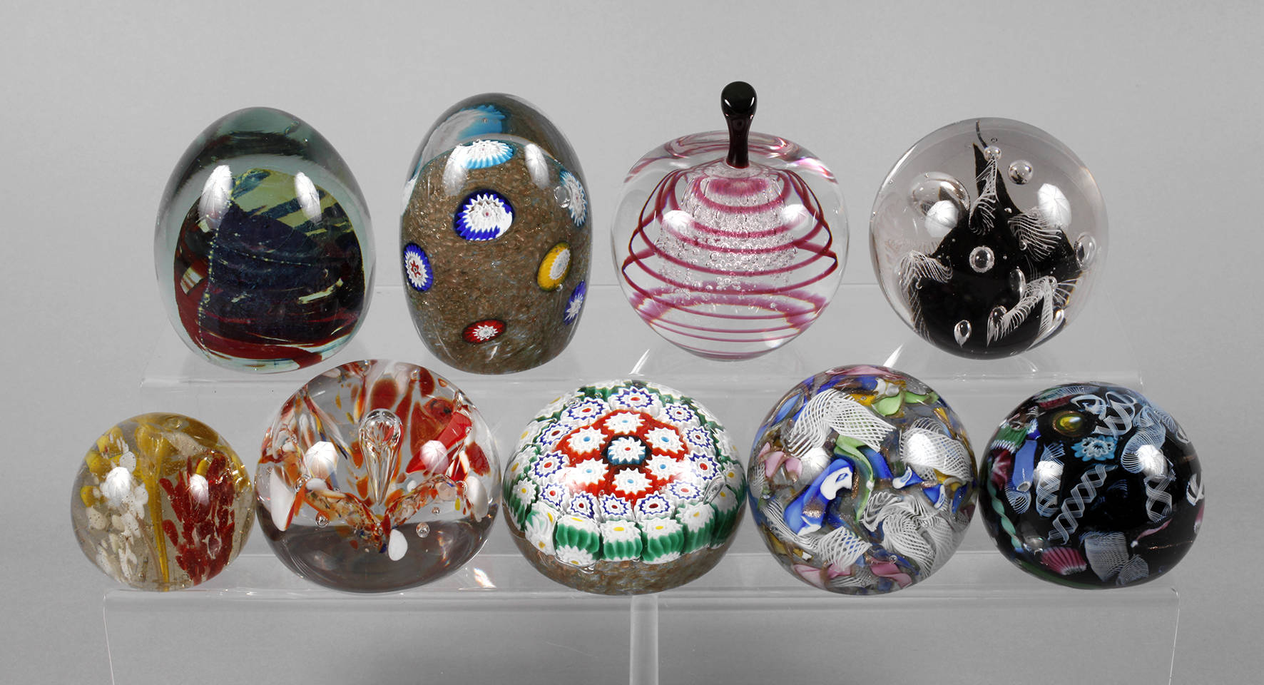 Neun Paperweights