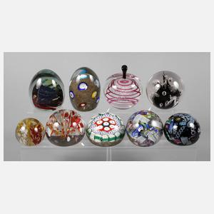 Neun Paperweights